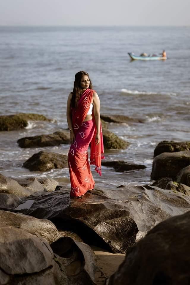 shining-with-gracefully-refined-aura-amidst-the-whirls-of-wind-and-the-swirls-of-waves-actress-ramya-pandian-steals-our-senses-in-these-latest-clicks